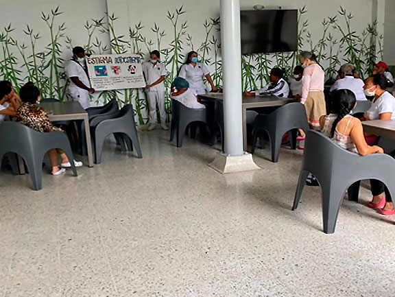 Estrategia educativa que promueve la identificación de barreras como el estigma y la discriminación