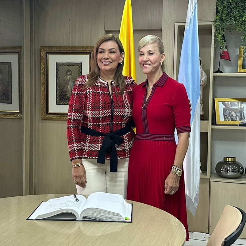 Se posesiona nuevamente la dra. maría fernanda burgos castillo como gerente del hdpuv periodo 2024-2028