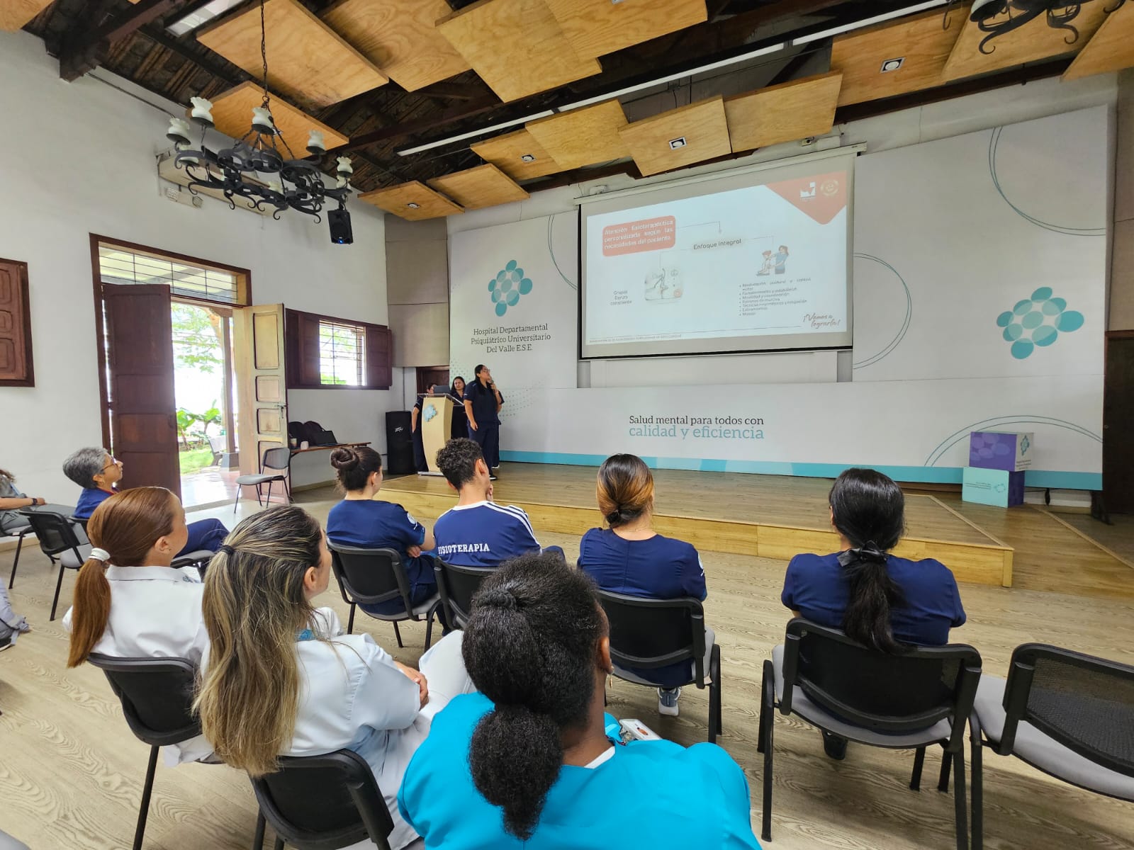 Presentación del proyecto de práctica “Conciencia Corporal en Movimiento” por parte de estudiantes de Fisioterapia.